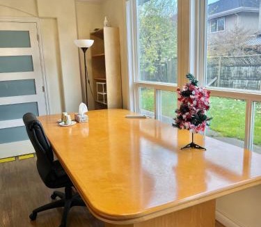 Richmond House | Private 2BR, 1BA with shared Kitchen in a House, Free Parking, 15 Min YVR