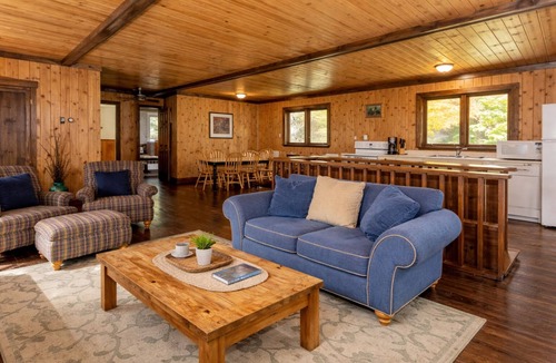 Muskoka Lakes Cottage | Private 4-Bedroom Lakeside Cottage on Nutt Lake, Muskoka