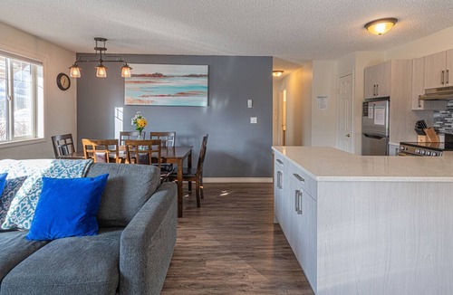 Harvie Heights House | *** Private Access*** Great Mountain Views, 2 Bedroom Townhouse