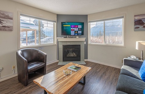 Harvie Heights House | *** Private Access*** Great Mountain Views, 2 Bedroom Townhouse