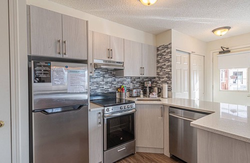 Harvie Heights House | *** Private Access*** Great Mountain Views, 2 Bedroom Townhouse