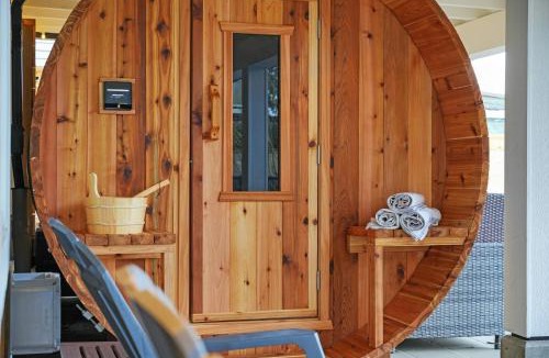 Dollarton House | Private Cedar Sauna Retreat - Kitchenette, King Bed, Spa Bath - Deep Cove