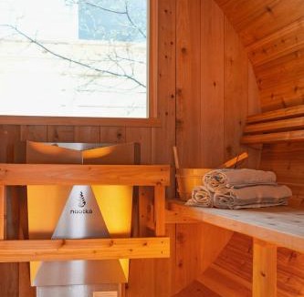 Dollarton House | Private Cedar Sauna Retreat - Kitchenette, King Bed, Spa Bath - Deep Cove
