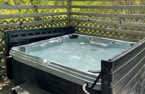 Saint Patrick Cabin | Private Cottage with King Bed. Pet-Friendly!