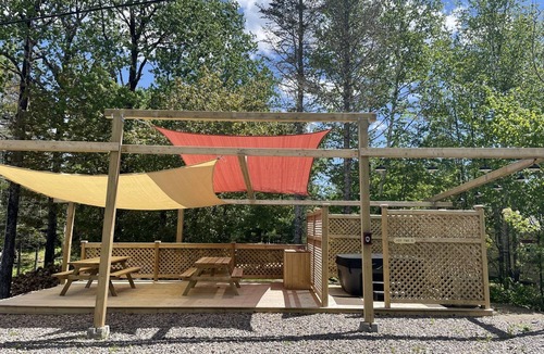 Saint Patrick Cabin | Private Cottage with King Bed. Pet-Friendly!