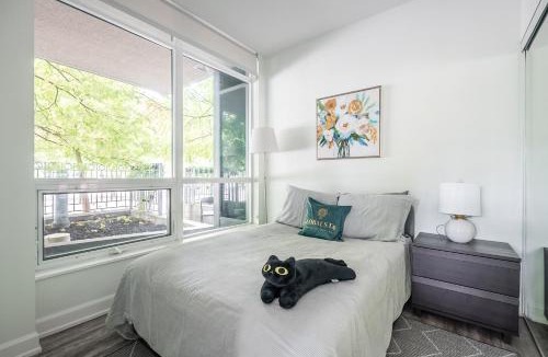 Fort York Apartment | Private Entrance 2 Bedroom Condo Downtown Toronto