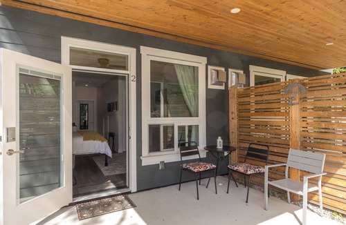 Roberts Creek Apartment | Private Garden Kingsize Studio #2 Near the Ocean