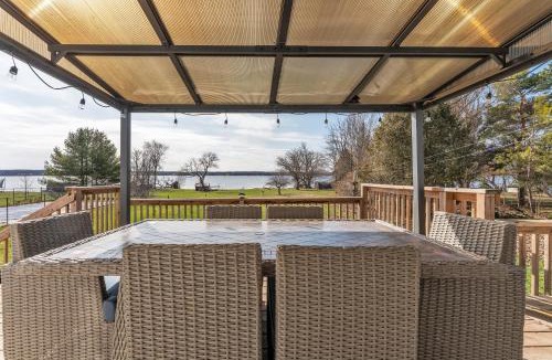 Greater Napanee House | Private Hay Bay Waterfront Napanee with Pool and Dock