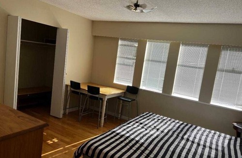 Renfrew-Collingwood House | Private Home For a Group of 4n