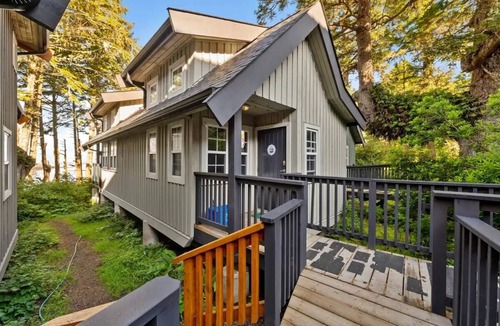 Ucluelet Cabin | Private Hot Tub! Beachfront Cabin With Views! ⎮ Morning Mist