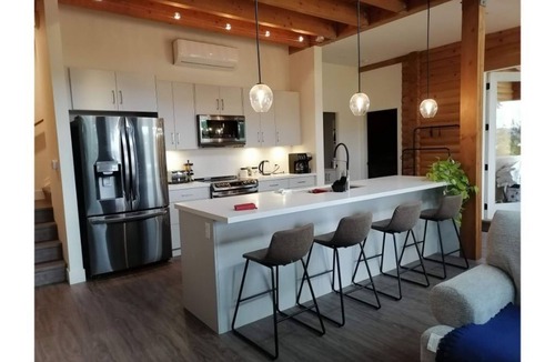 Central Okanagan Cabin | Private hot tub cabin near Big White sleeps 12