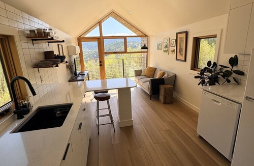 Rossland House | Private Modern Cabin | Views for Days | Trails to Town