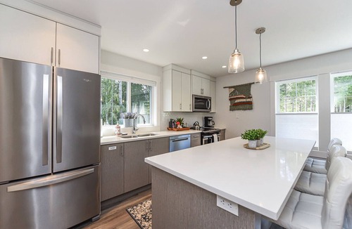 Courtenay House | Private Modern Carriage by Seal Bay Trails