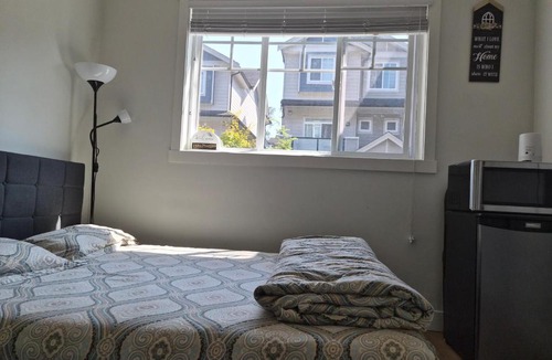 South Newton House | Private modern room with separate entrance