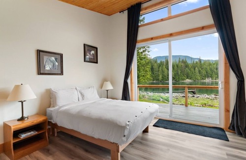 Squirrel Cove Cabin | Private Oceanfront Lodge