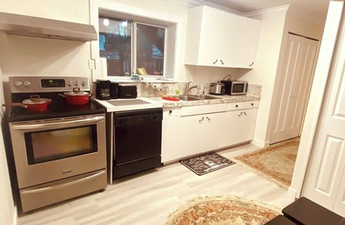 Delta House | Private One Bedroom Private entry 15 min to YVR