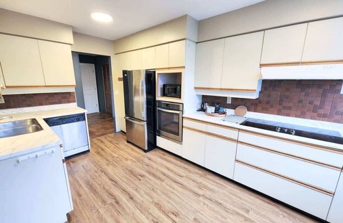Fairview Apartment | Private Penthouse w/2 rooftop decks & 2 parking