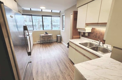 Fairview Apartment | Private Penthouse w/2 rooftop decks & 2 parking
