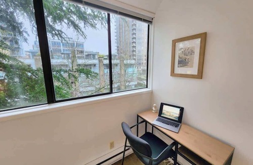Fairview Apartment | Private Penthouse w/2 rooftop decks & 2 parking