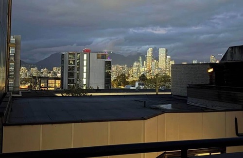 Fairview Apartment | Private Penthouse w/2 rooftop decks & 2 parking