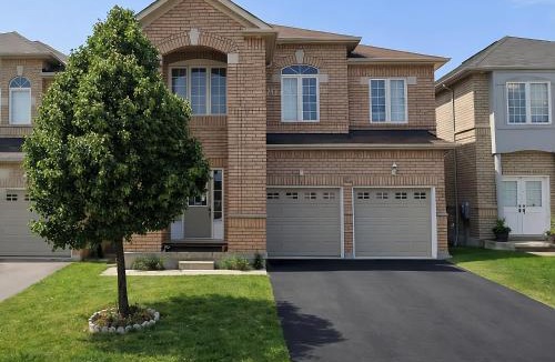 Brampton House | Private Queen Bedroom with Walk-In Closet, TV & Mini Fridge in Brampton Shared Home - 3 Baths, Full Kitchen, WiFi, Laundry & Deck - Near GO Station, Ideal for Work & Study!