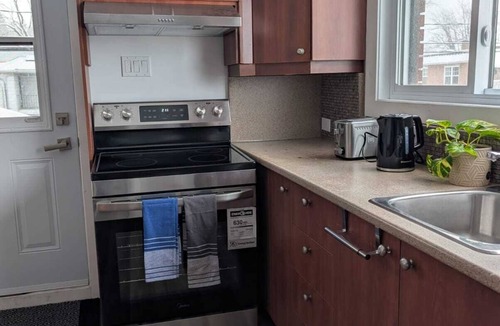 Mauricie Apartment | Private Room #1 - 5 min away - University - Fast WiFi