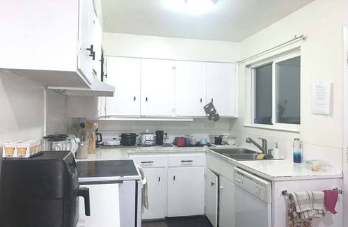 Burnaby House | Private room in Burnaby w/street parking