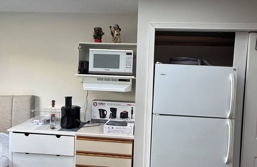 Vancouver House | Private Suite · Private Bath · 10 min to Downtown