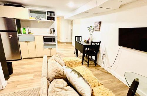 Dunbar House | Private Suite With Spacious Yard