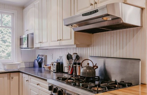 Kerrisdale House | Professionally Managed Cozy Home w/ Backyard