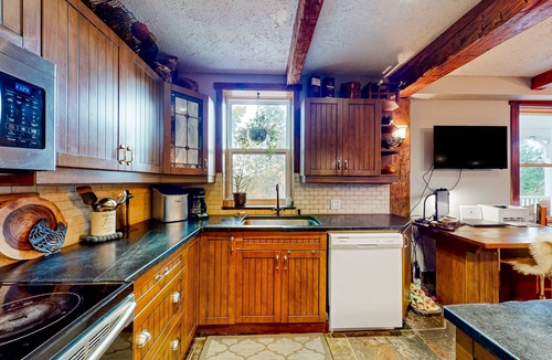The Blue Mountains Apartment | Pura Via: Northwinds Escarpment- Bed and Breakfast - near skiing with hot tub