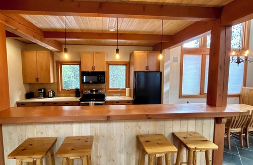 Golden Ski Chalet | Purcell Woods Chalet – Sleeps 12