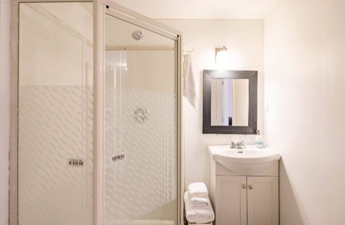 Dartmouth House | Quad-k Suite, A Cozy and private guest suite in Portland Estate.