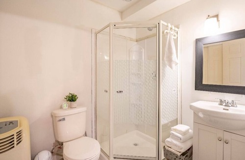 Dartmouth House | Quad-k Suite, A Cozy and private guest suite in Portland Estate.