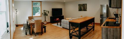 Quathiaski Cove Apartment | Quadra Island Mist