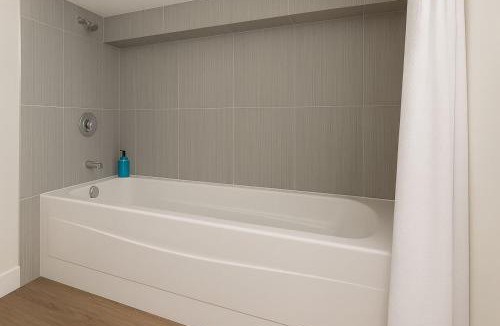 Saanich West House | Quaint 1 bedroom lower suite in Victoria, BC