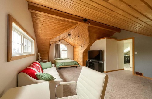 Saanich East Apartment | Quaint Attic Suite with Heated Pool Year-Round