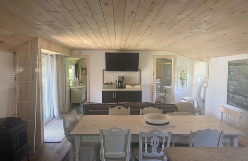 Selwyn Cottage | Quaint Chemong Lake Cottage Rental - Selwyn
