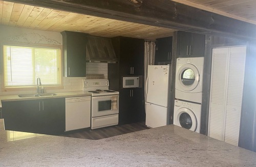 Selwyn Cottage | Quaint Chemong Lake Cottage Rental - Selwyn