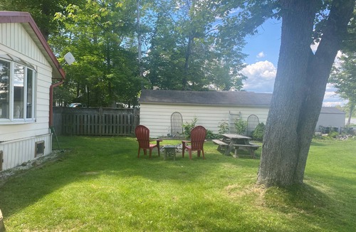 Selwyn Cottage | Quaint Chemong Lake Cottage Rental - Selwyn