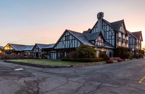 Saanichton Hotel | Quality Inn Waddling Dog