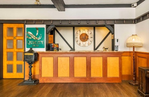 Saanichton Hotel | Quality Inn Waddling Dog