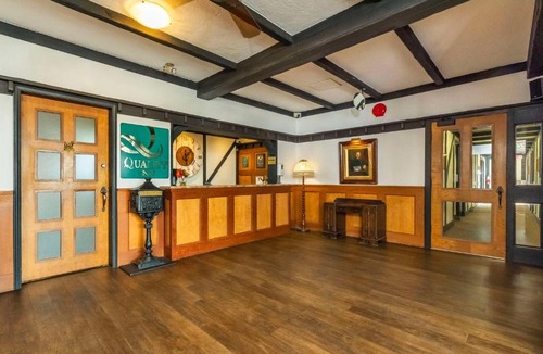 Saanichton Hotel | Quality Inn Waddling Dog