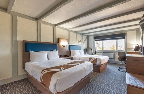 Saanichton Hotel | Quality Inn Waddling Dog
