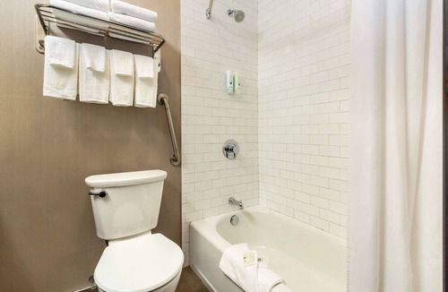 Saanichton Hotel | Quality Inn Waddling Dog