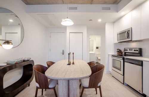 Quartier des Spectacles Apartment | Quartier Luxe Stay | Parking, Gym & Pool
