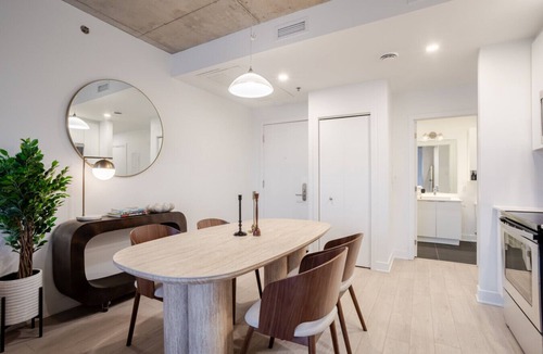 Quartier des Spectacles Apartment | Quartier Luxe Stay | Parking, Gym & Pool