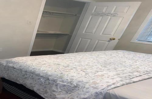 Brampton House | Queen Room Near Toronto Airport