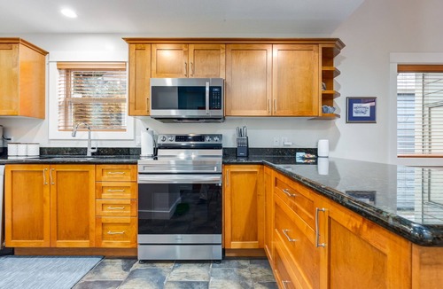 Regional District of Nanaimo Cabin | Quick walk to the indoor pool & hot-tub!
