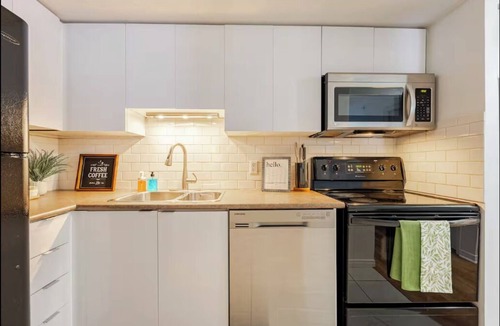 Niagara House | Quiet 1 bed 2 bath Townhome with Parking